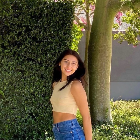 Meet your Posher, Annyssa - Picture 1 of 3